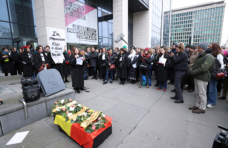 Belçika’da avukatlardan “hukuku öldüren” devlete “cenaze töreni”