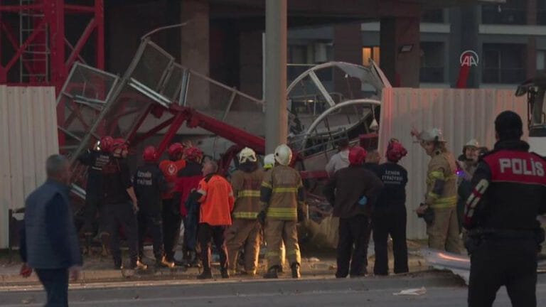 İzmir’de inşaat vinci devrildi: 5 ölü, 2 yaralı
