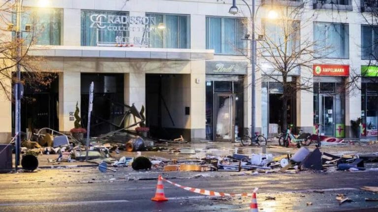 Berlin’de dev akvaryum patladı