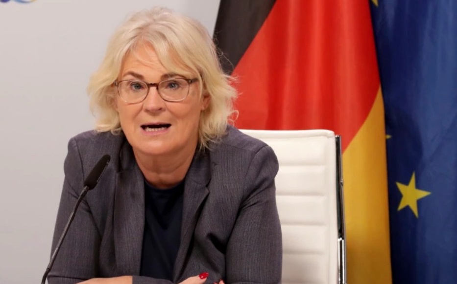 Almanya Savunma Bakanı Lambrecht görevinden istifa etti