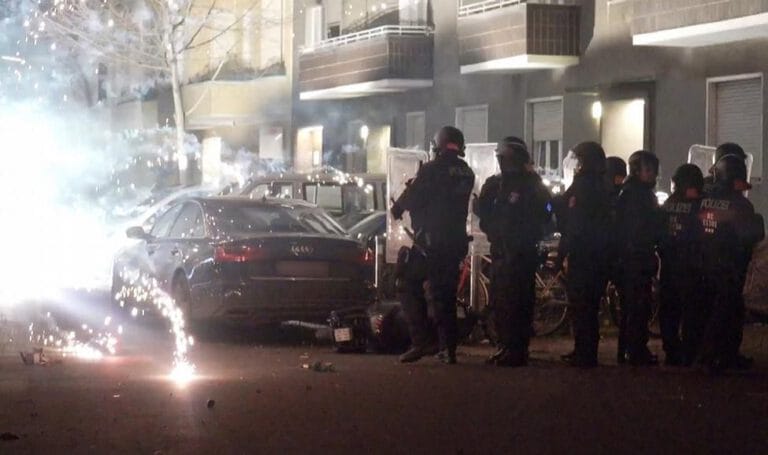 Almanya’da yılbaşındaki olayların ardından uyum tartışması başladı