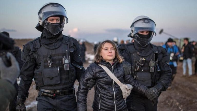 Polis Thunberg’in gözaltına alınmasının kurgu olduğu iddiasını yalanladı