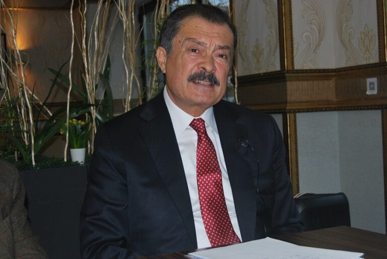 Hamburg’da konuşan eski bakan Kayalar, ‘Yeni savaş ve rant alanı Asya-Pasifik”