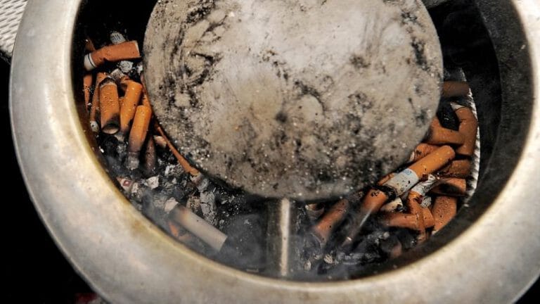 İspanya’da sokaklardaki izmaritleri sigara firmaları temizleyecek