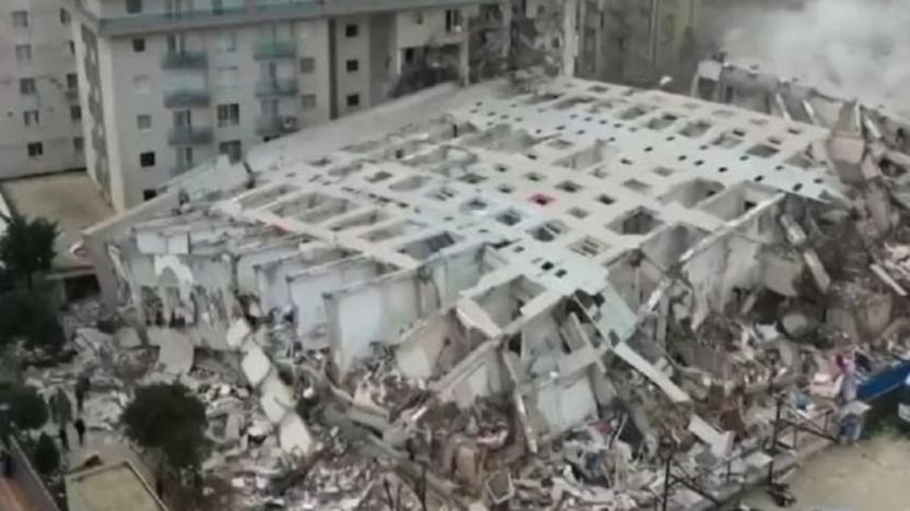 Hatay’da depremde yerle bir olan rezidansın müteahhidi Karadağ’a kaçarken yakalandı