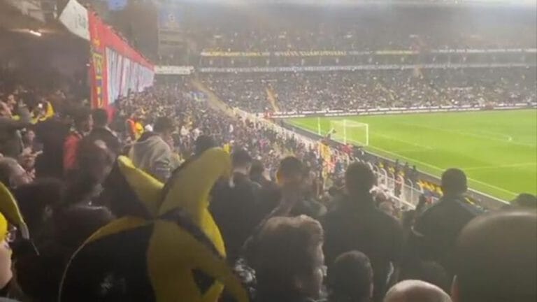 Fenerbahçe tribünlerinde ‘Hükümet istifa’ sloganı