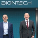 Almanya Başbakanı Scholz, Uğur Şahin ve eşi Özlem Türeci’nin yönetimindeki BioNTech’in yeni tesisini ziyaret etti.