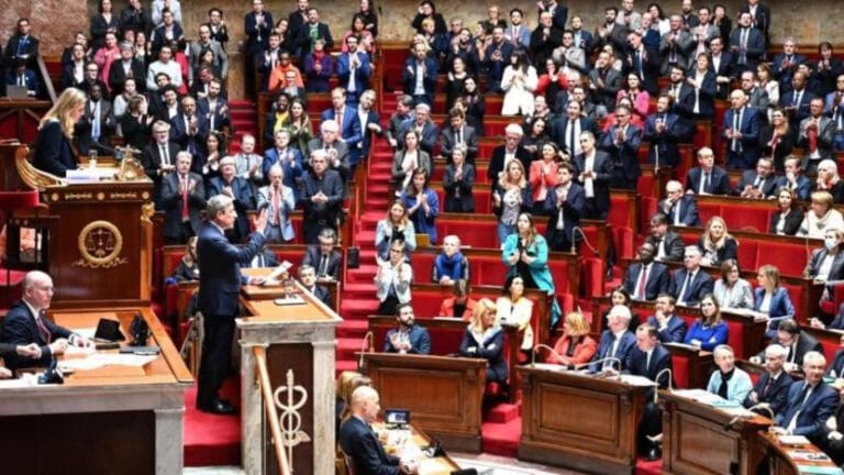 Fransa’da emeklilik yasası kabul edildi