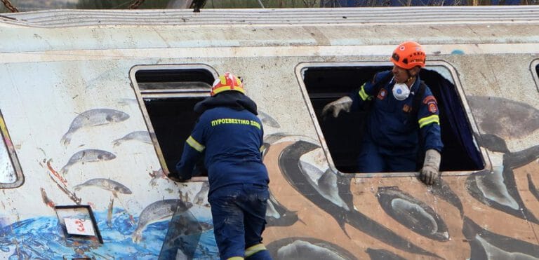 Yunanistan Ulaştırma Bakanı tren kazası sonrası istifa etti