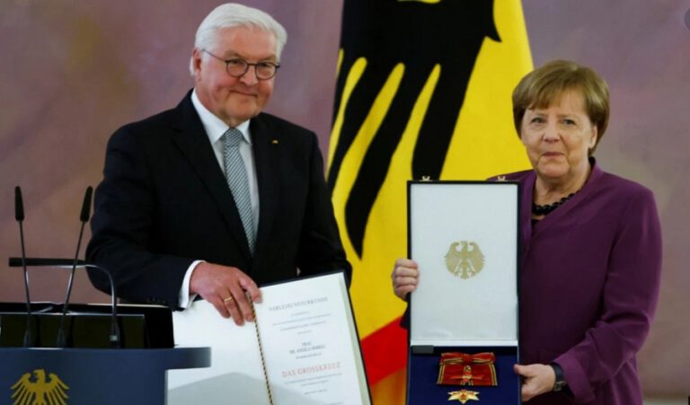 Angela Merkel’e Liyakat Nişanı