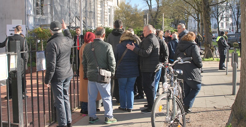 Almanya’nın Hamburg Eyaletindeki Türk Konsolosluğu önünde sabahın erken saatlerinde toplanan seçmenler oylarını kullanmaya başladı.