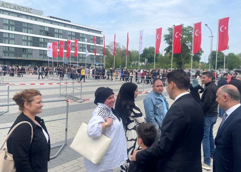 Yurt dışındaki Türkler sandıklara akın ediyor