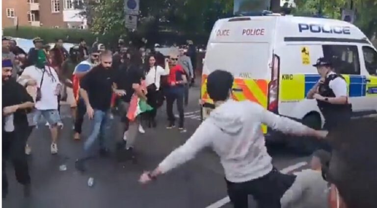 Polis canını zor kurtardı: Bu görüntüler Londra’nın göbeğinde çekildi