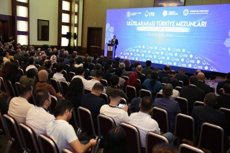 YTB, farklı ülkelerdeki Türkiye mezunlarını Bakü’de buluşturdu