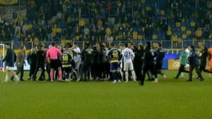 Sahaya inen Ankaragücü Başkanı Koca, maçın hakemine yumruk attı