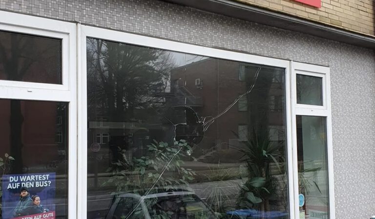Hamburg Wandsbek'te Sol Parti ofisine saldırı!