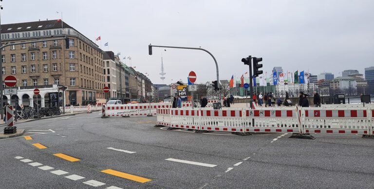 Hamburg’da yapılan yol çalışmaları sürücüleri çıldırtıyor