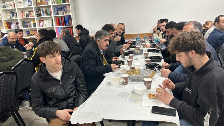 Wilhelmsburg Vahdet Cami’den kendi cemaati ve yoksullara her gün iftar yemeği