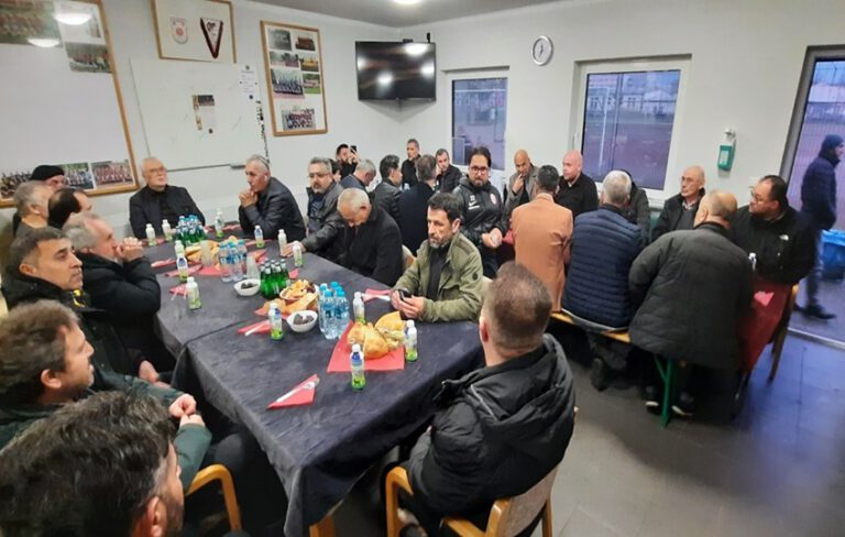 Hamburg Elazığspor takımı taraftarlarıyla iftar yemeğinde buluştu