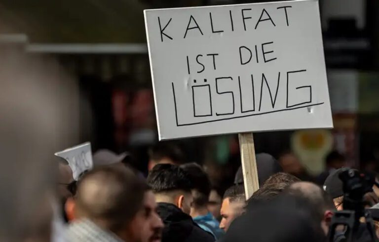 Hamburg’da hilafet çağrısı yapılan gösteriye tepki