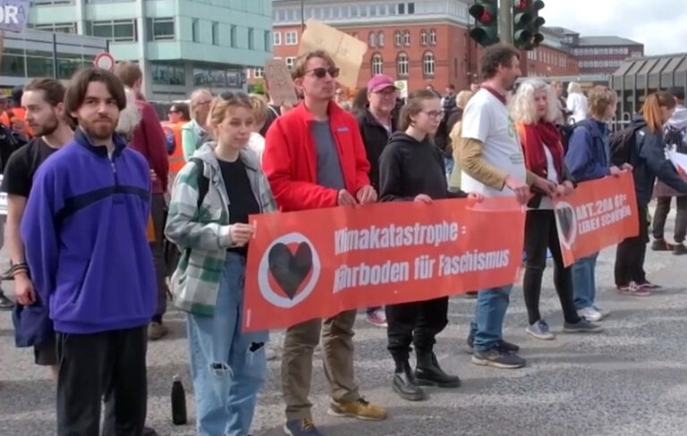 Hamburg-Altona’da “son nesil” kavşağı kapattı
