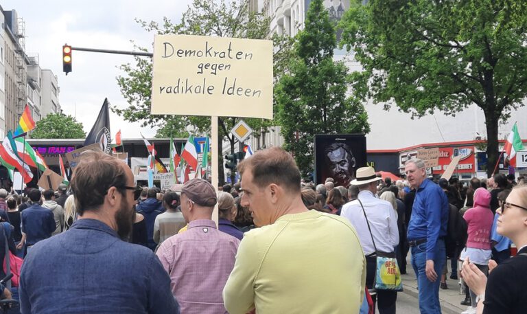 Hamburg’da yüzlerce kişi İslamcılığa karşı gösteri yaptı