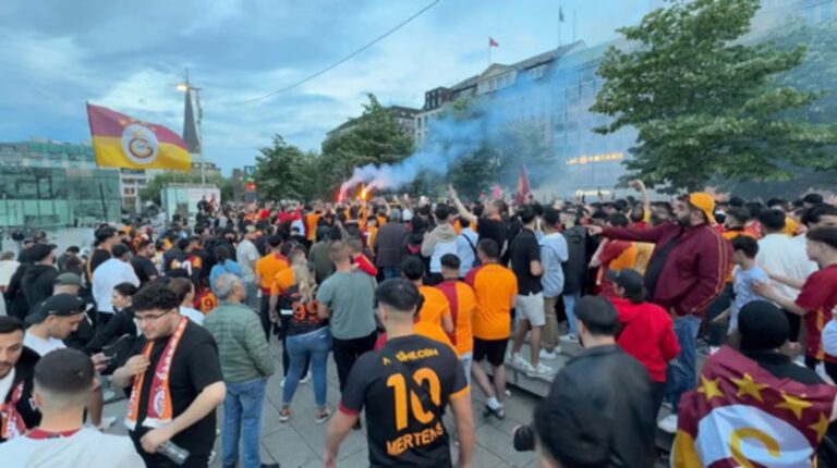 Hamburg şehir merkezinde Galatasaray taraftarlarından havai fişekli kutlama
