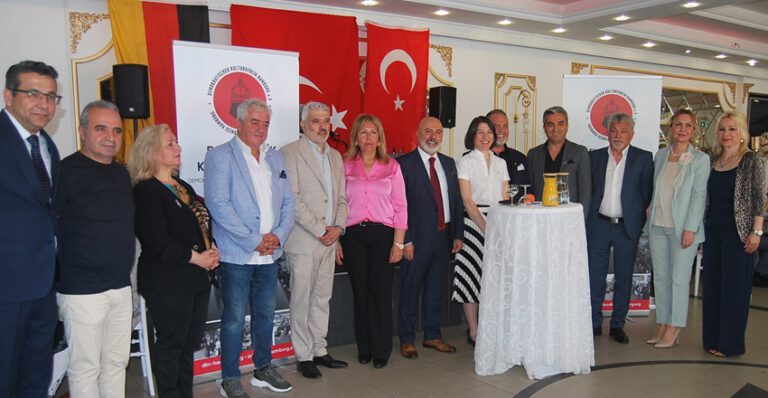 Hamburg Demokratik Kültür Derneği’nin ‘Tanıtım Toplantısı’na farklı kesimlerden yoğun katılım