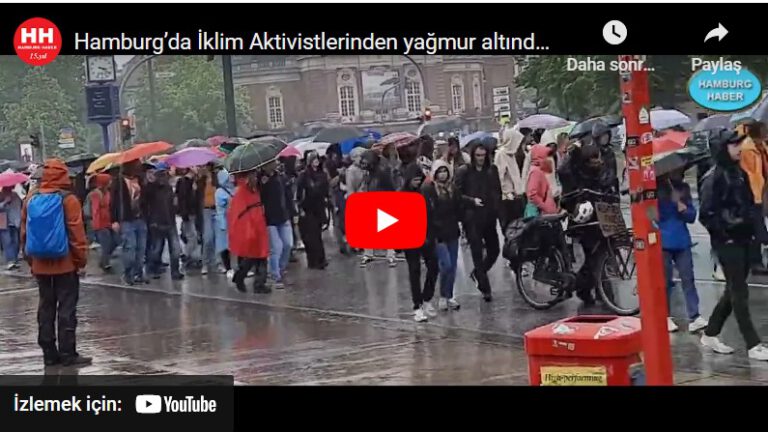 Hamburg’da İklim Aktivistlerinden yağmur altında gösteri
