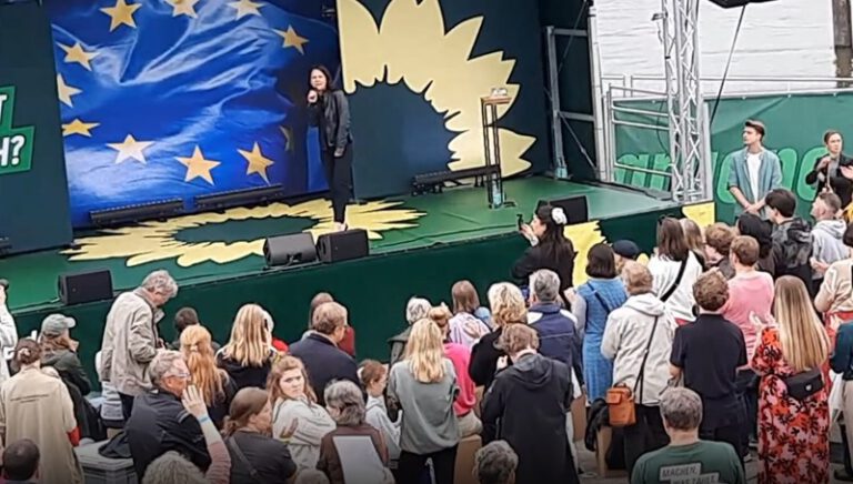 Baerbock Hamburg’da bağırarak konuşmak zorunda kaldı