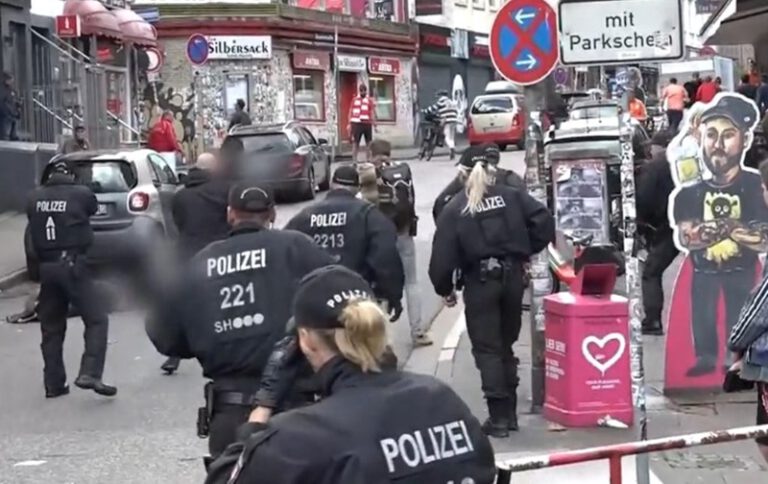 Hamburg’da Polonya-Hollanda maçı öncesi kan aktı