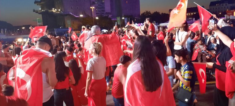 Çılgın Türkler, Hamburg’u Çarşamba akşamı kırmızı beyazla kapladılar