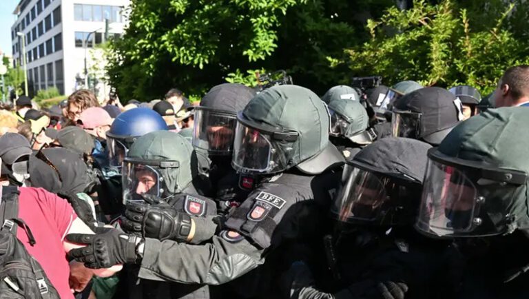 AfD’ye kongresini bastılar: 28 polis yaralandı