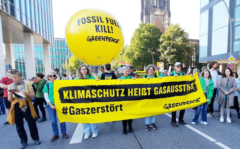Hamburg’da İklimin korunması için binlerce kişi sokaklara döküldü