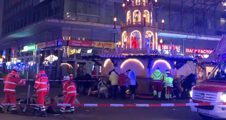 Almanya’da Noel pazarına otomobil daldı