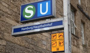 Hamburg tren istasyonlarında ve S-Bahn trenlerinde silah yasağı uzatıldı