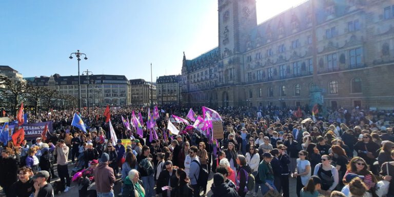 Hamburg’da 8 Mart sevinç ve umut coşkusu: Kadınlar eşitlik için yürüdü