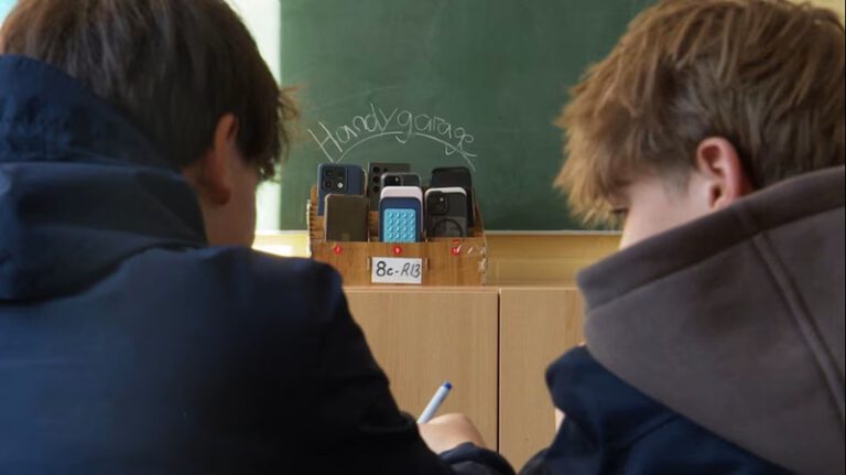 Hamburg’da okullarda Telefon tartışması: Kim ne istiyor?
