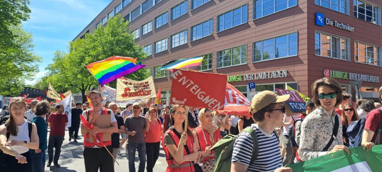 Hamburg’da 1 Mayıs’ta binlerce kişi Sosyal Adalet için sokaklardaydı