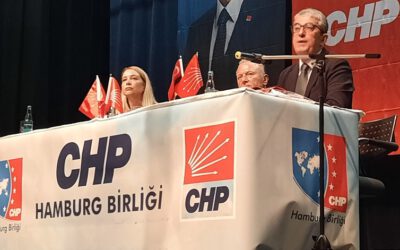 Soldan sağa: CHP Hamburg Başkan Yardımcısı Nur Ilıcak, Başkan Hulisi Işıtan ve CHP İstanbul Milletvekili ve TBMM Grup Başkanvekili Gökhan Günaydın.