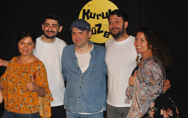 Hamburg’da 8. Tiyatro Köprüsü Festivali’nin Finalini Berlinli ‘Kurulu Düzen’ Yaptı