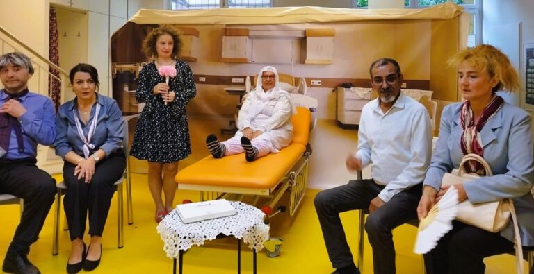 Hamburg’da Yeni Bir Tiyatro Grubu: Tiyatro 4 Çeyrek “Boş Ver Be Doktor” ile Sahnede