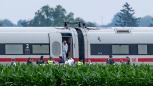 Hamburg –Viyana seferini yapan ICE Treninde Çekiçli Saldırı: 4 Yaralı, Zanlı Gözaltında
