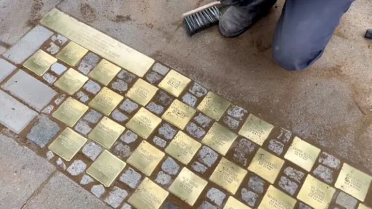 Hamburg Groß Borstel’de Çocuk Kurbanlar İçin 30 Stolperstein Taşı Döşendi