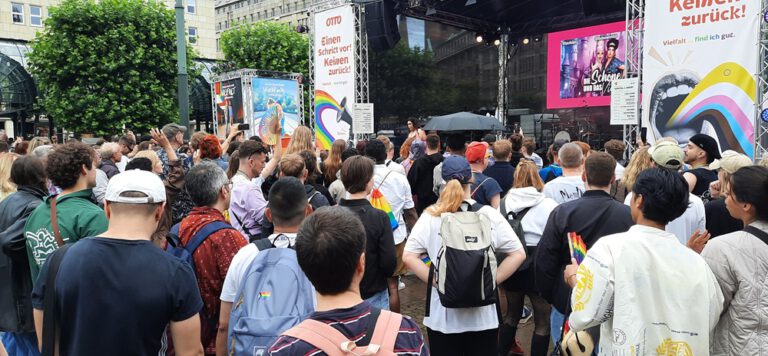 Hamburg’da CSD Yürüyüşüne Rekor Katılım: 260.000 Kişi Onur İçin Yürüdü