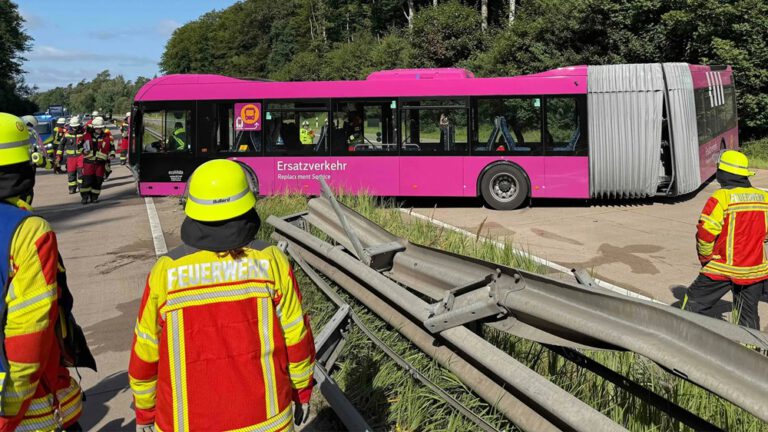 Otobüs Kontrolden Çıktı: Hamburg Yönü Trafiğe Kapandı, Yaralılar Var