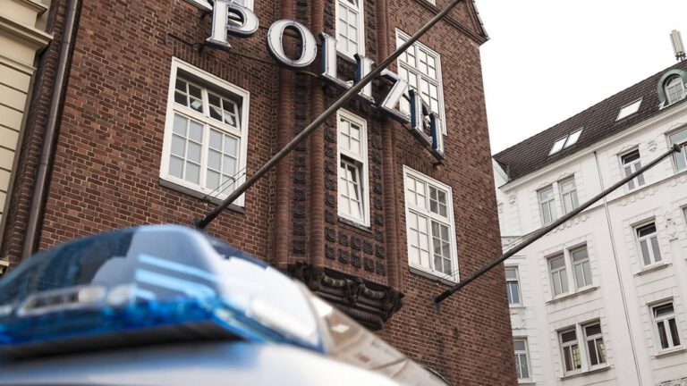 Hamburg’da Hafta Sonu Yoğunluğu: Gösteriler ve HSV–Bayern Maçı Trafiği Etkileyecek