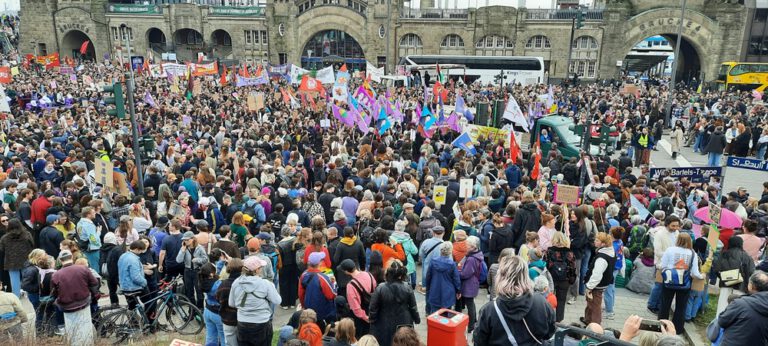 Hamburg’da 8 Mart yürüyüşü: Binlerce kişi kadın hakları için sokaktaydı