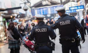 Hamburg Merkez Tren Garı’nda ilginç hırsızlık: 39 çikolata çalmaya çalıştı