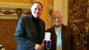 Hamburg Kültür Senatörü Carsten Brosda’dan Achim Reichel’e Federal Almanya Liyakat Nişanı